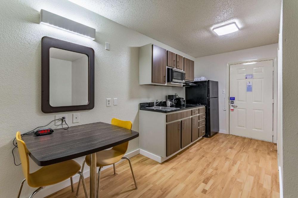 Deluxe Queen Room - Non-Smoking interior